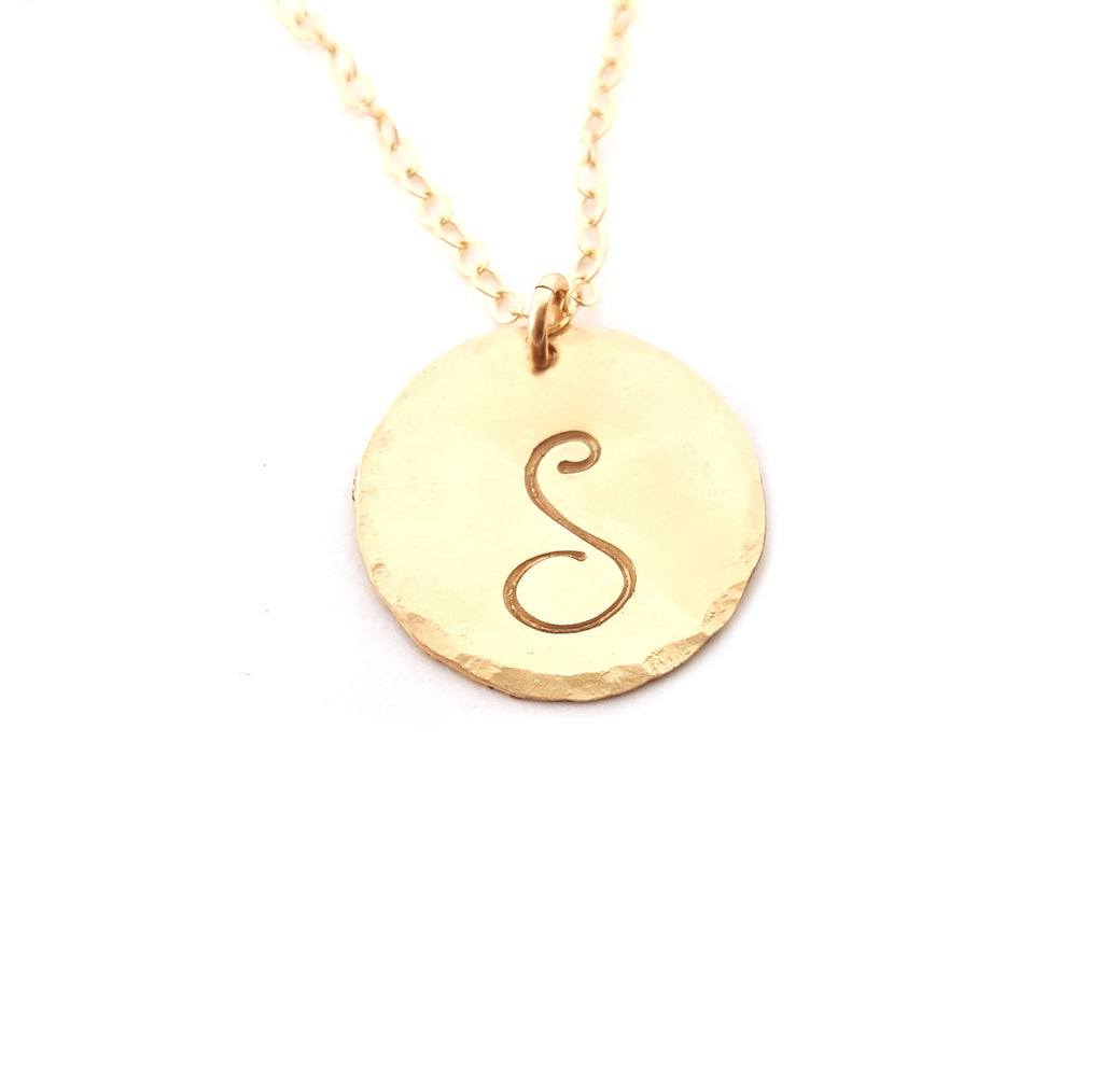 Collier disque martelé plaqué or avec initiale personnalisée