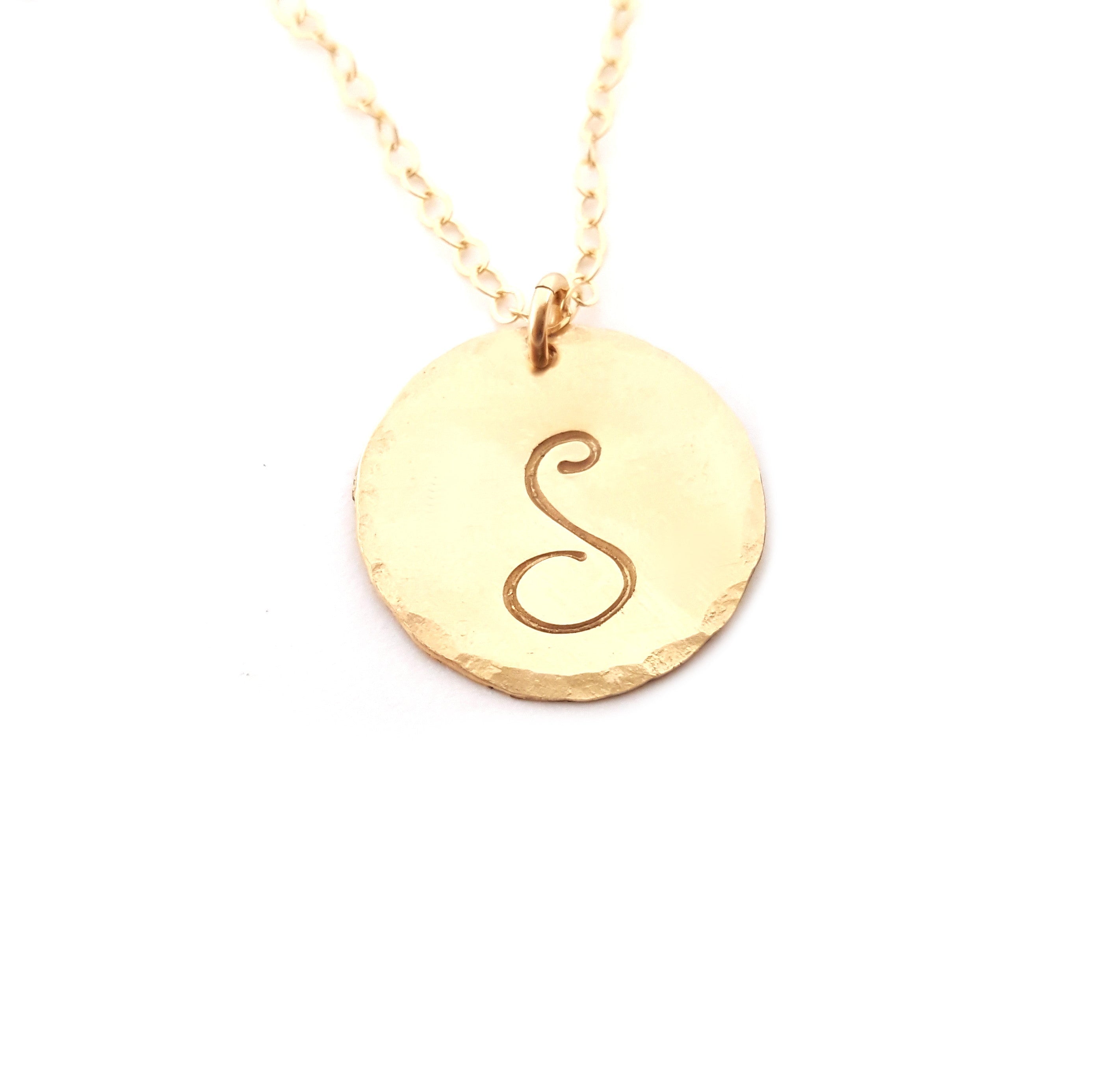 Collier disque martelé plaqué or avec initiale personnalisée