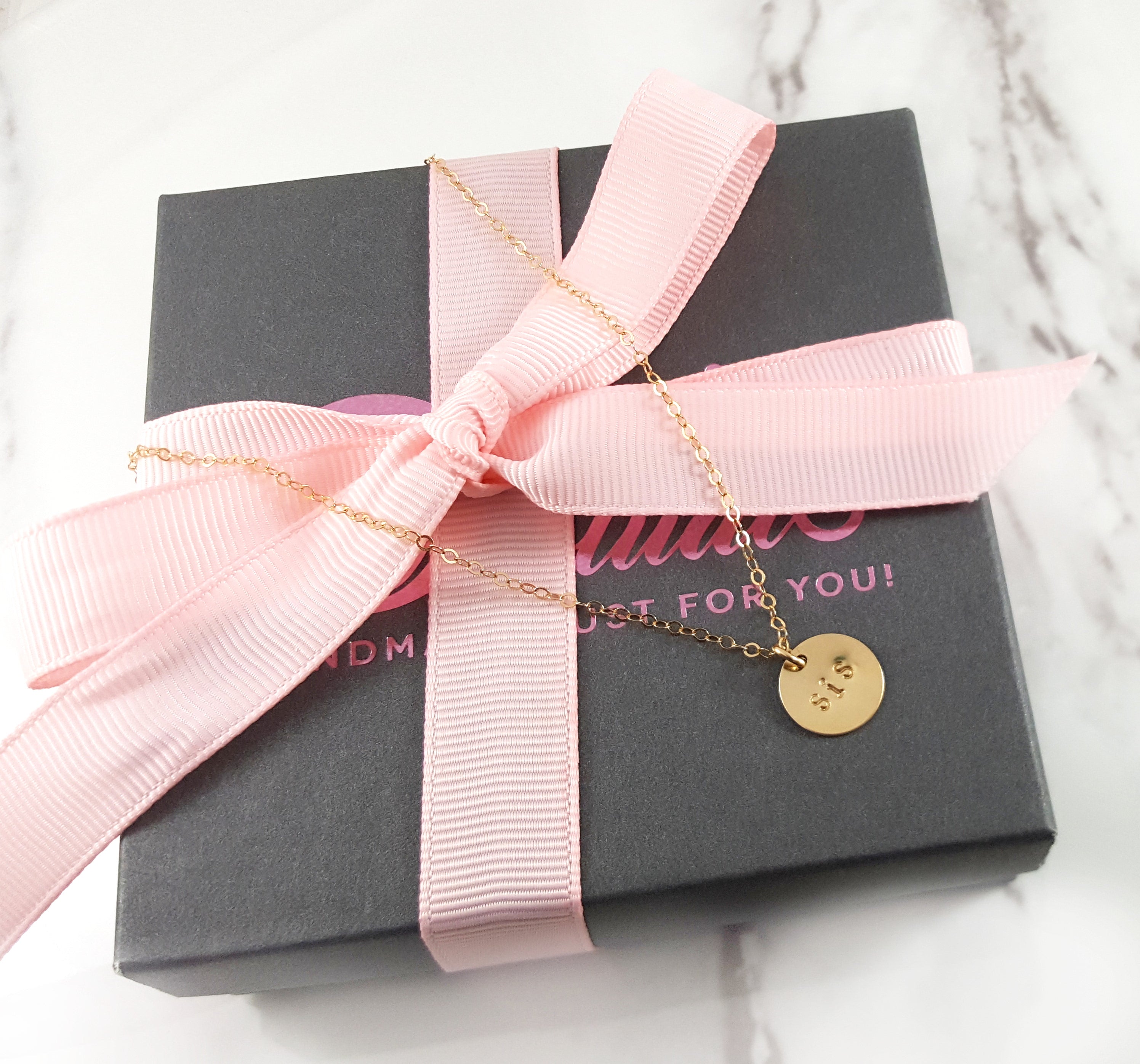 Collier « SIS » Estampillé à la Main | Cadeau Personnalisé pour Sœur | Collier Fin en Or | Bijou d'Amitié | Cadeau Bijou Fait Main