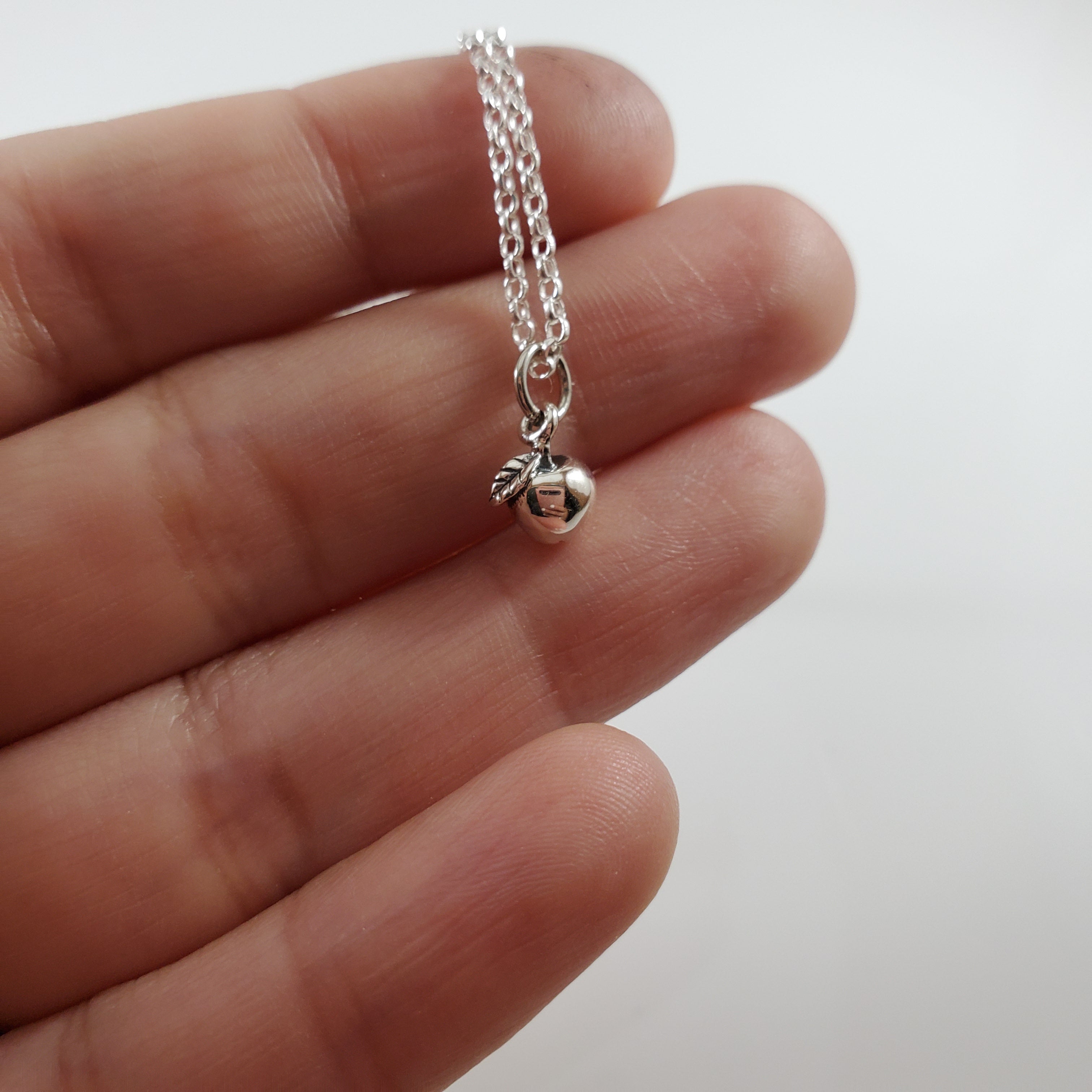 Pendentif minuscule Pomme - Collier en argent sterling