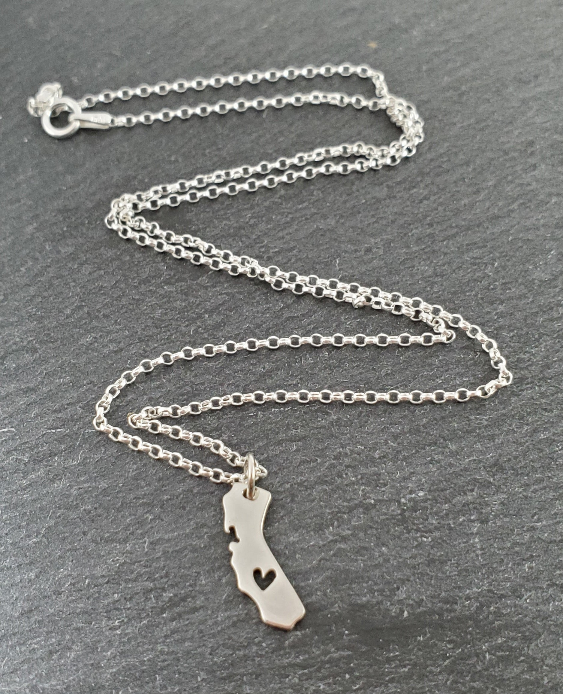 Collier en argent sterling avec pendentif découpe en forme de cœur de l'État de Californie