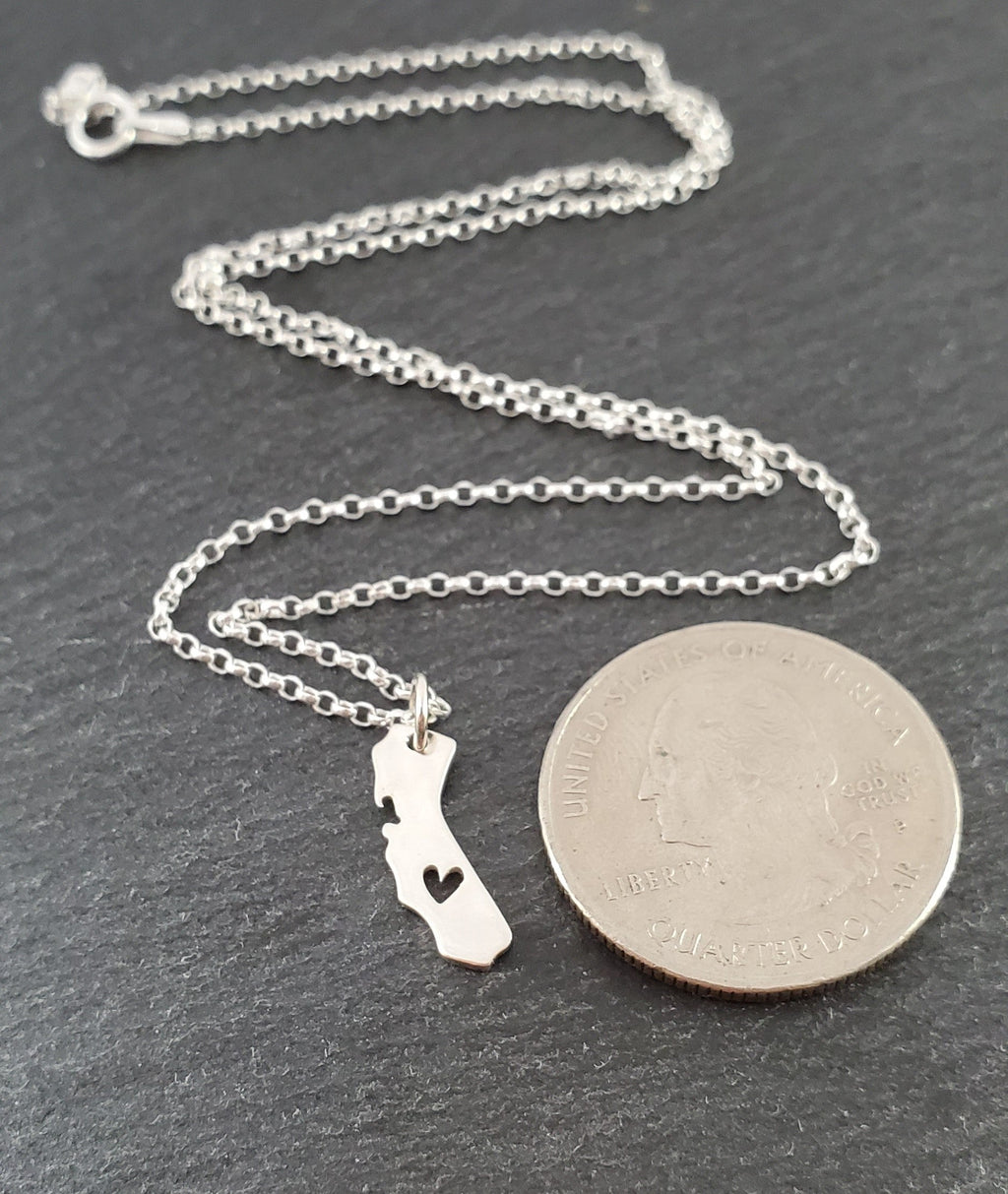 Collier en argent sterling avec pendentif découpe en forme de cœur de l'État de Californie