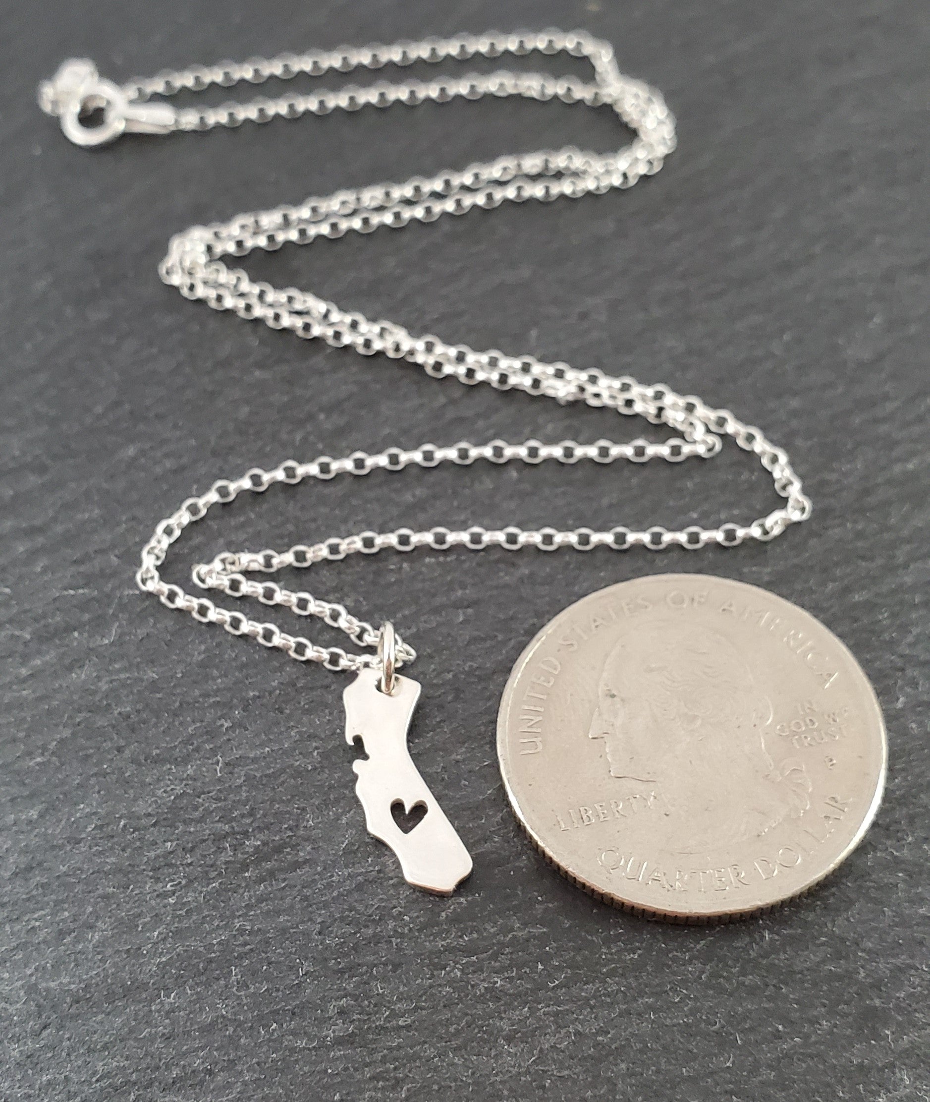 Collier en argent sterling avec pendentif découpe en forme de cœur de l'État de Californie