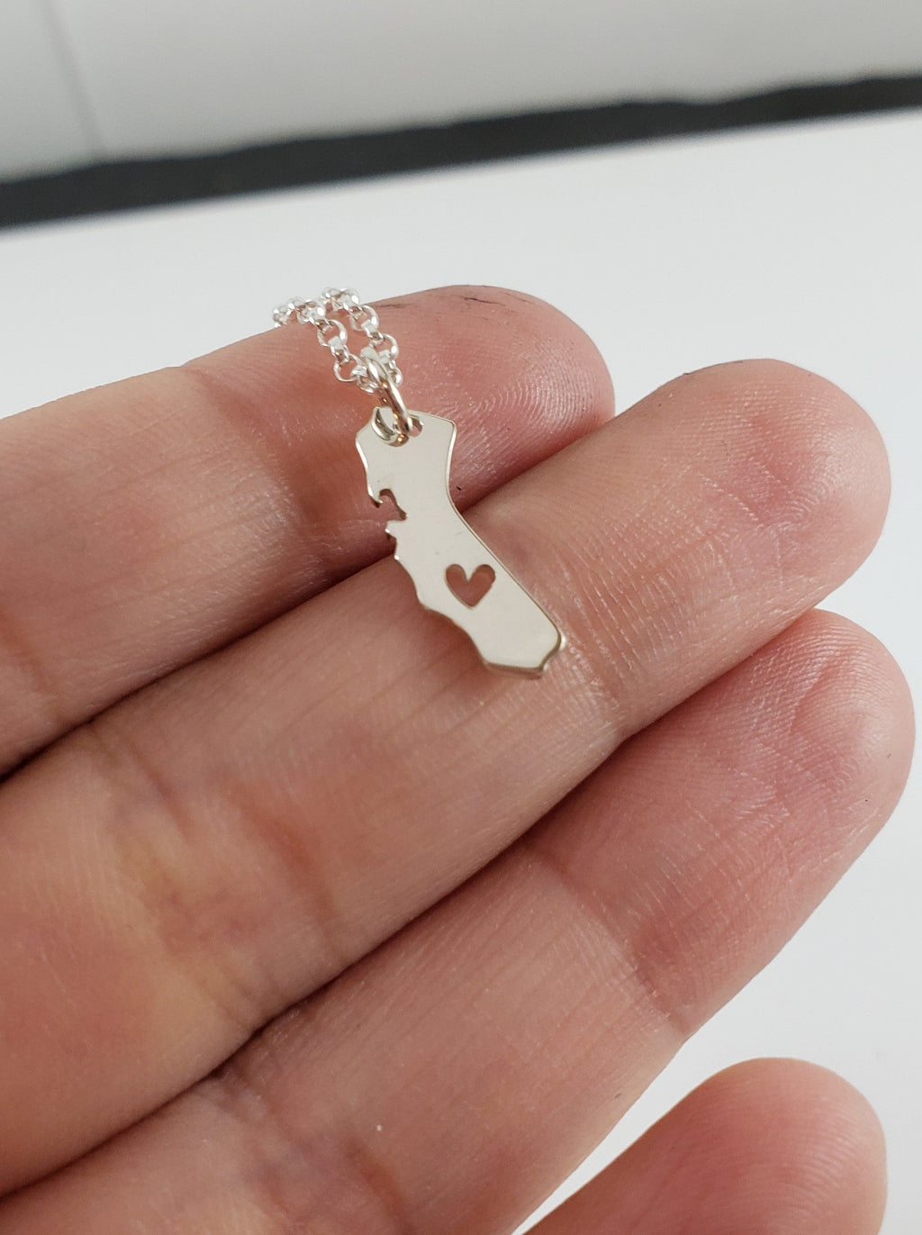 Collier en argent sterling avec pendentif découpe en forme de cœur de l'État de Californie