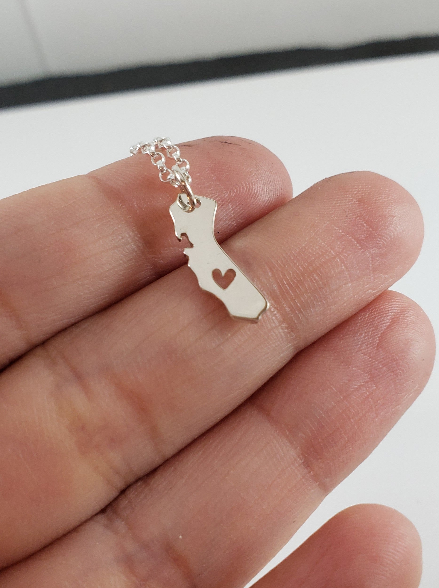 Collier en argent sterling avec pendentif découpe en forme de cœur de l'État de Californie