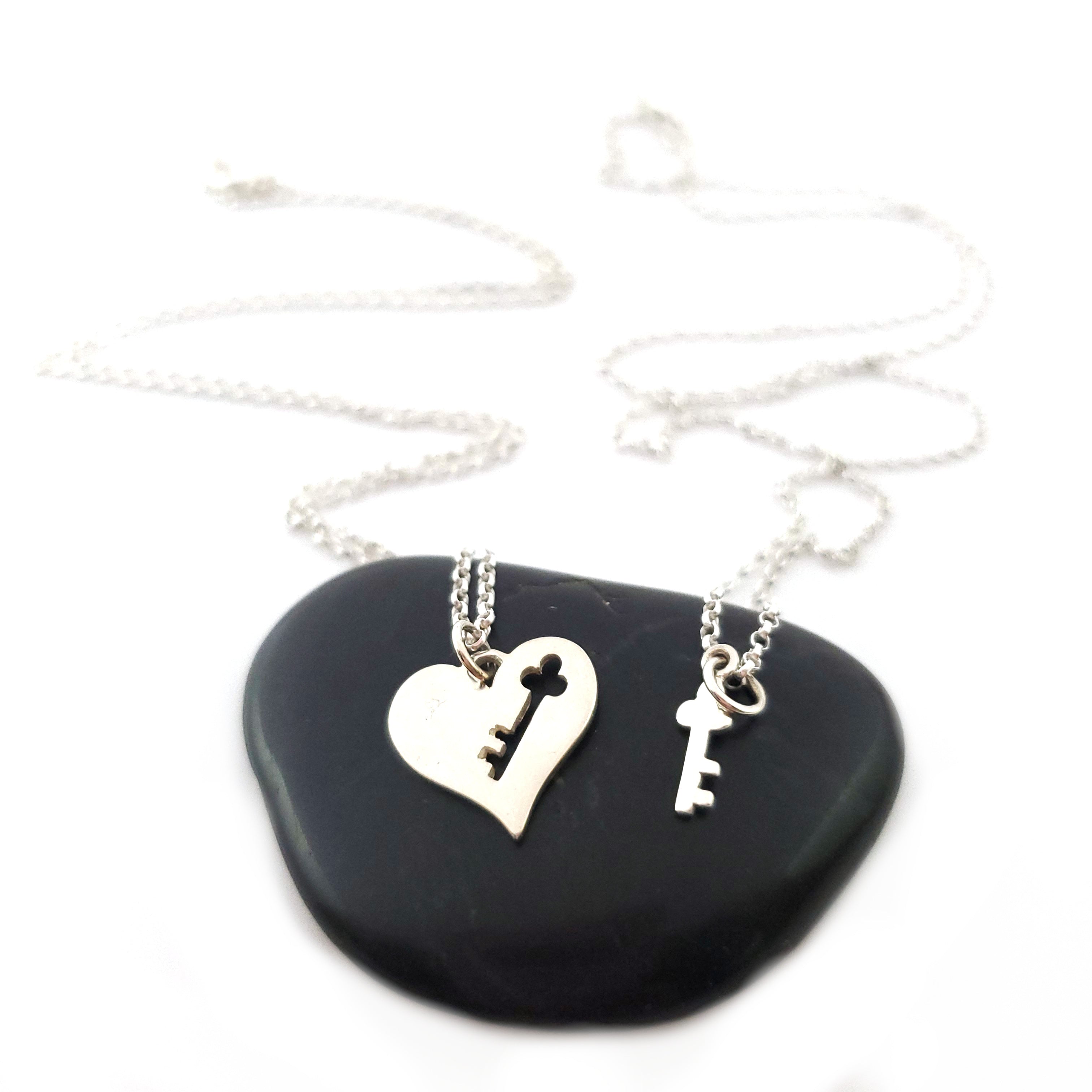 Parure collier mère-fille en argent sterling – Cœur avec découpe clé et clé assortie sur chaînes de 18 po + 16 po