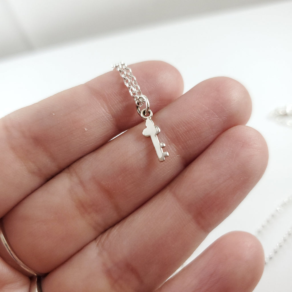Parure collier mère-fille en argent sterling – Cœur avec découpe clé et clé assortie sur chaînes de 18 po + 16 po