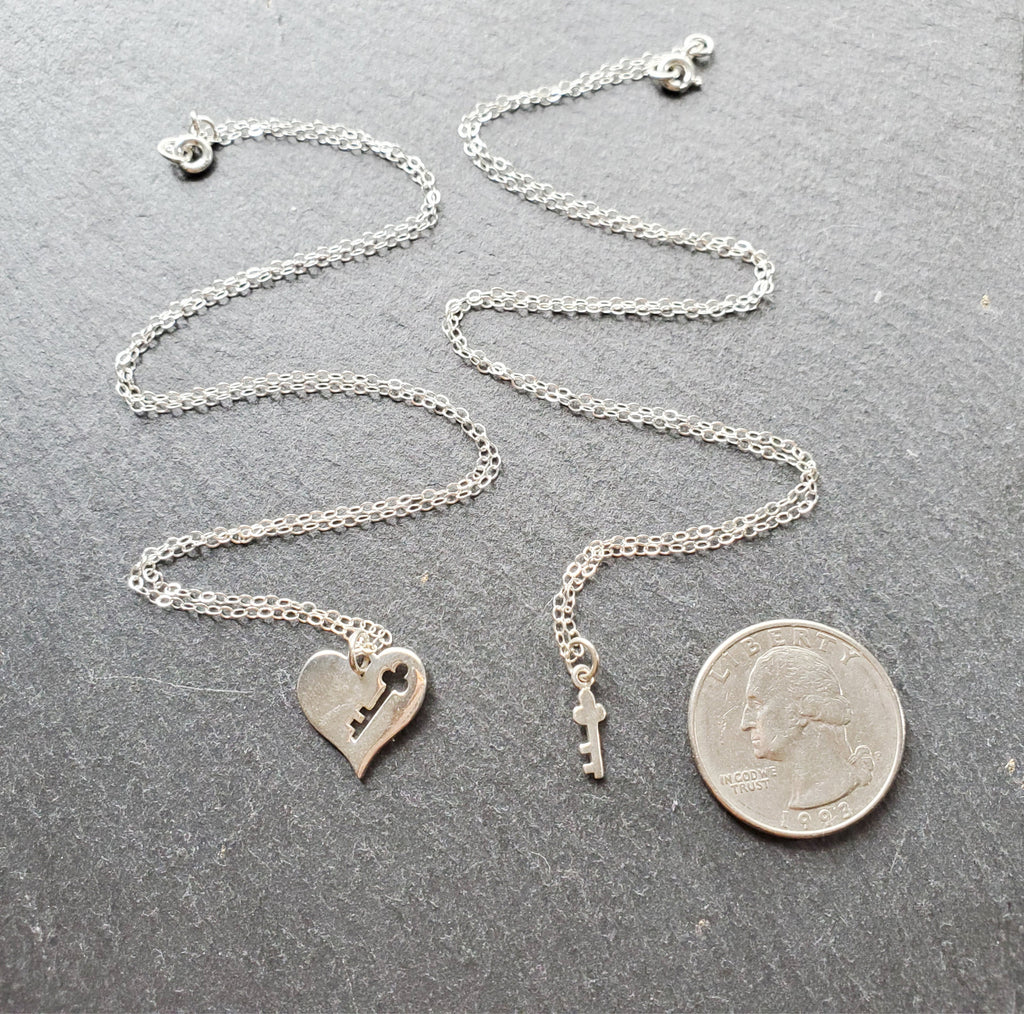 Parure collier mère-fille en argent sterling – Cœur avec découpe clé et clé assortie sur chaînes de 18 po + 16 po