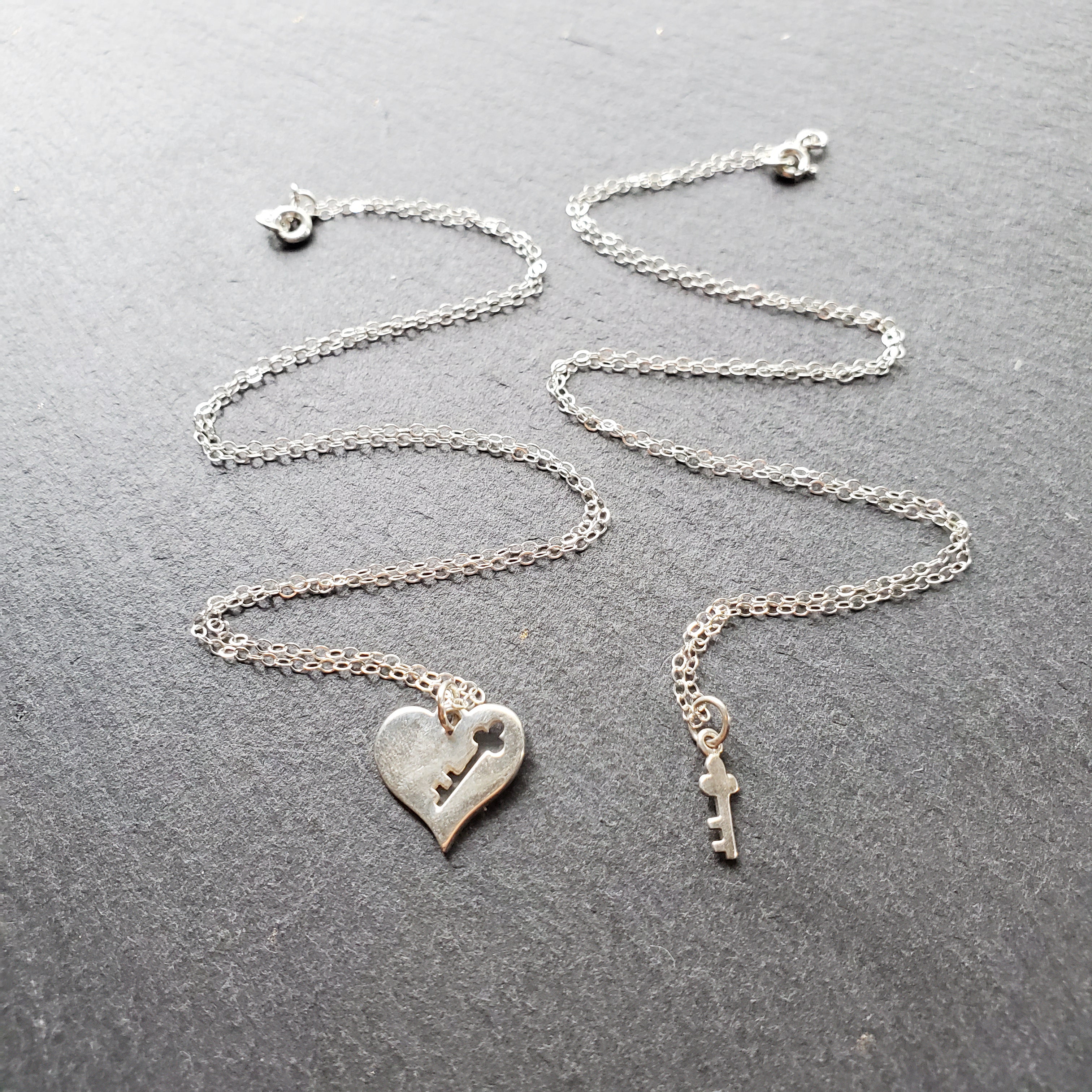 Parure collier mère-fille en argent sterling – Cœur avec découpe clé et clé assortie sur chaînes de 18 po + 16 po