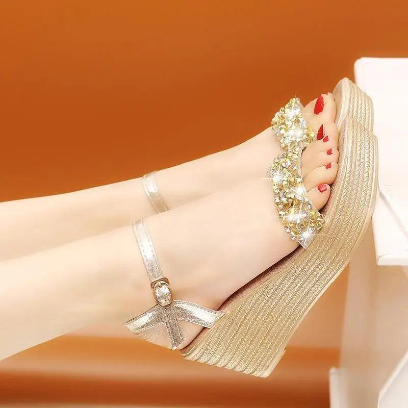 2021 Nouvelles Sandales d'Été pour Femmes Détail Clouté Design Brillant de Luxe Chaussures Décontractées pour Femmes
