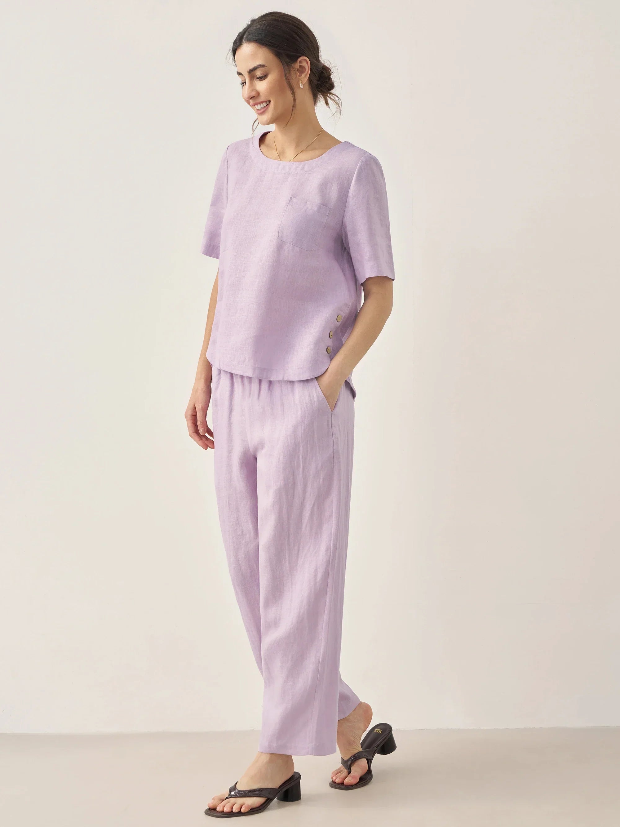 Ensemble haut à manches courtes col rond et pantalon 100% lin avec détails boutonnés SASHA