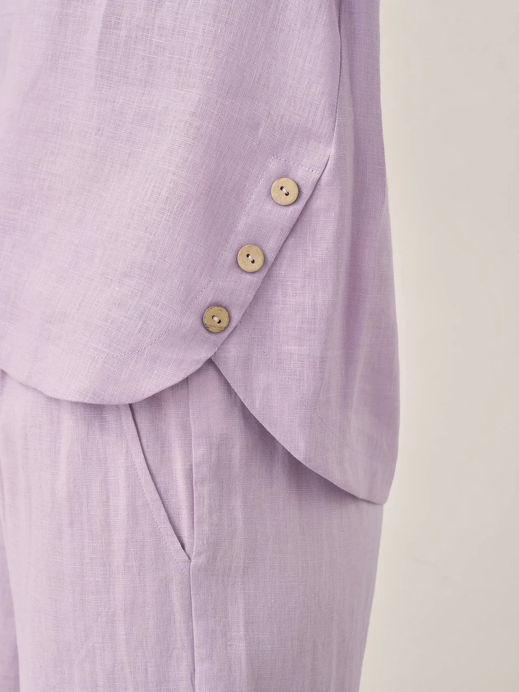 Ensemble haut à manches courtes col rond et pantalon 100% lin avec détails boutonnés SASHA