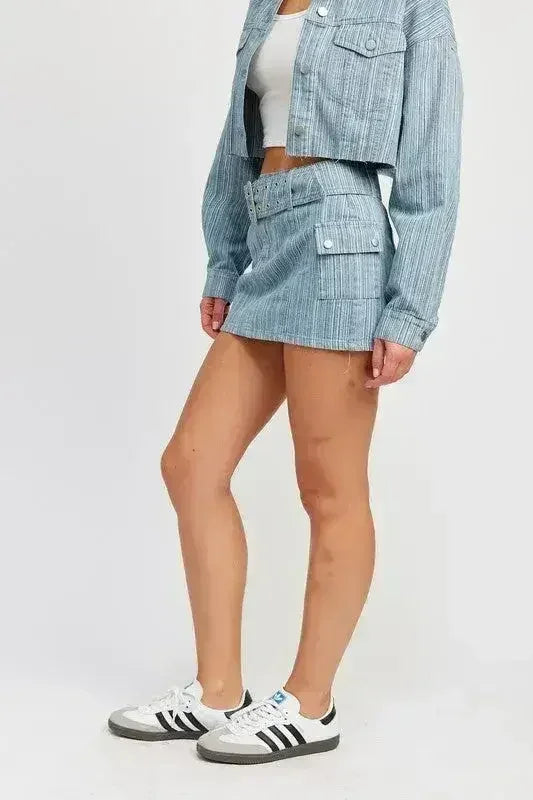 MINI-JUPE EN JEAN CEINTURÉE