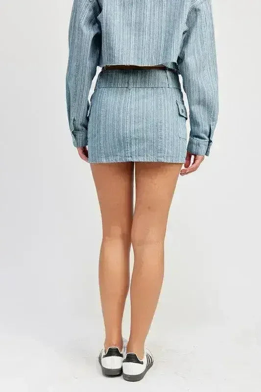 MINI-JUPE EN JEAN CEINTURÉE