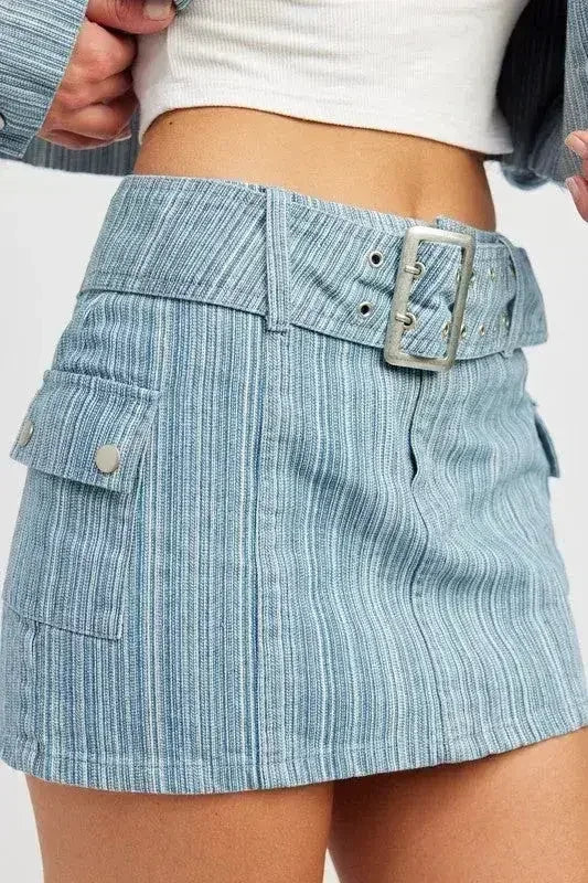 MINI-JUPE EN JEAN CEINTURÉE