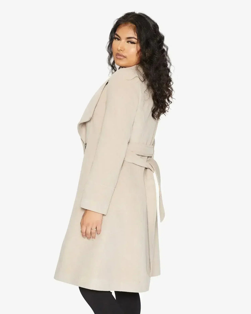 Manteau long à double boutonnage et revers cascade
