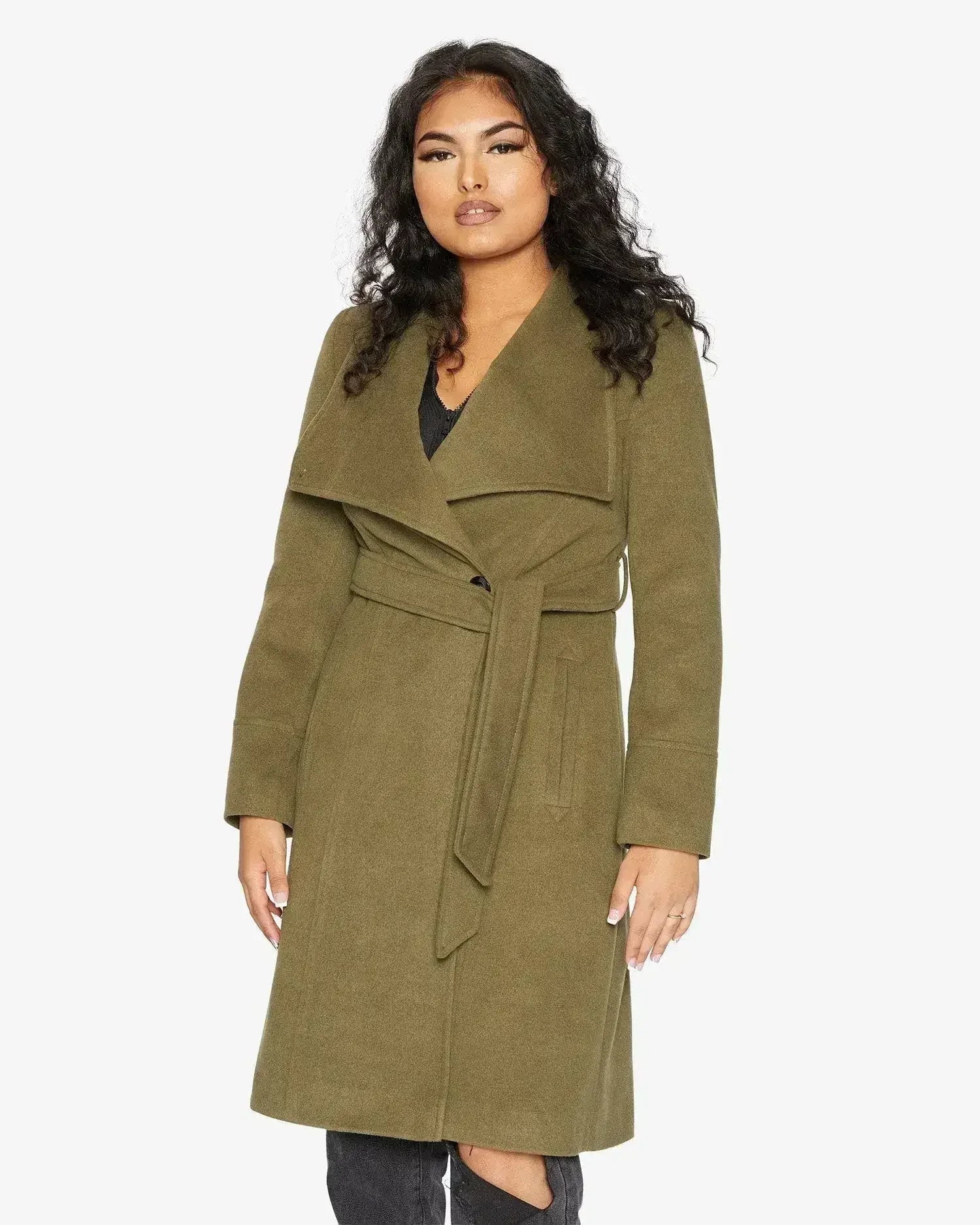 Manteau long à double boutonnage et revers cascade