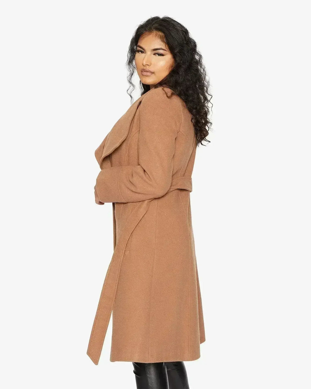 Manteau long à double boutonnage et revers cascade
