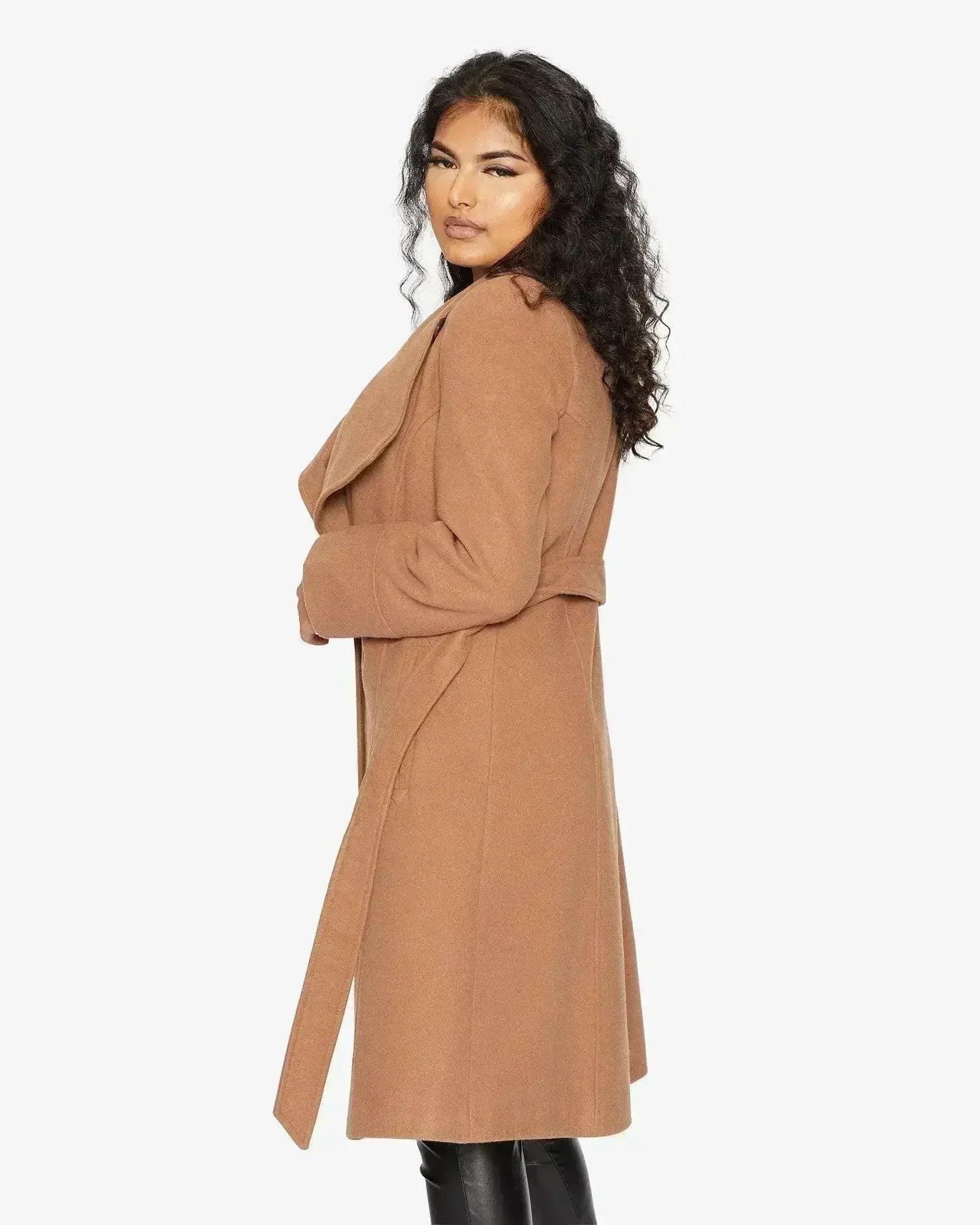 Manteau long à double boutonnage et revers cascade
