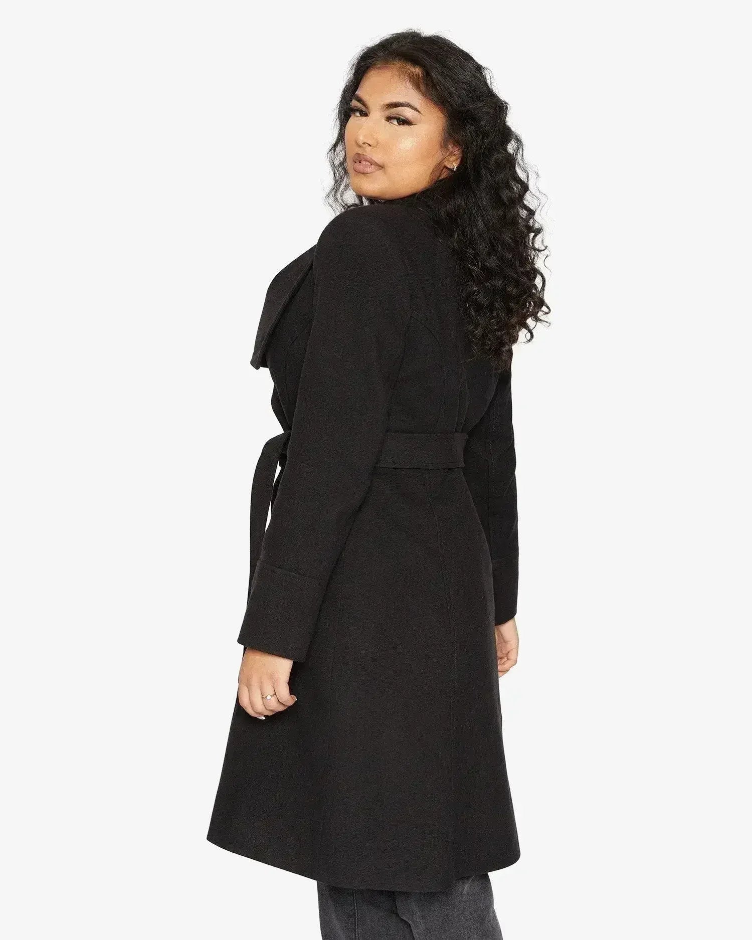 Manteau long à double boutonnage et revers cascade