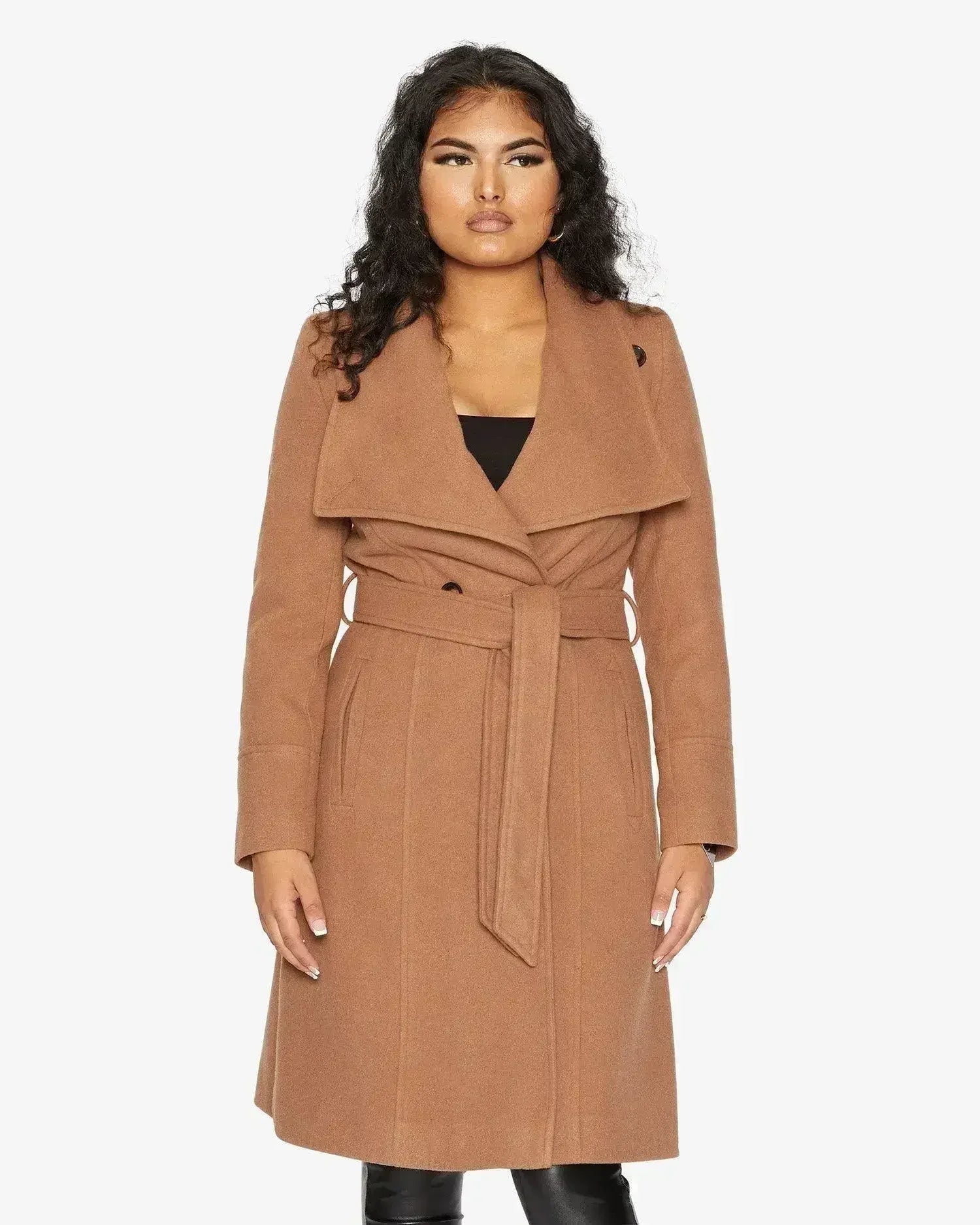 Manteau long à double boutonnage et revers cascade