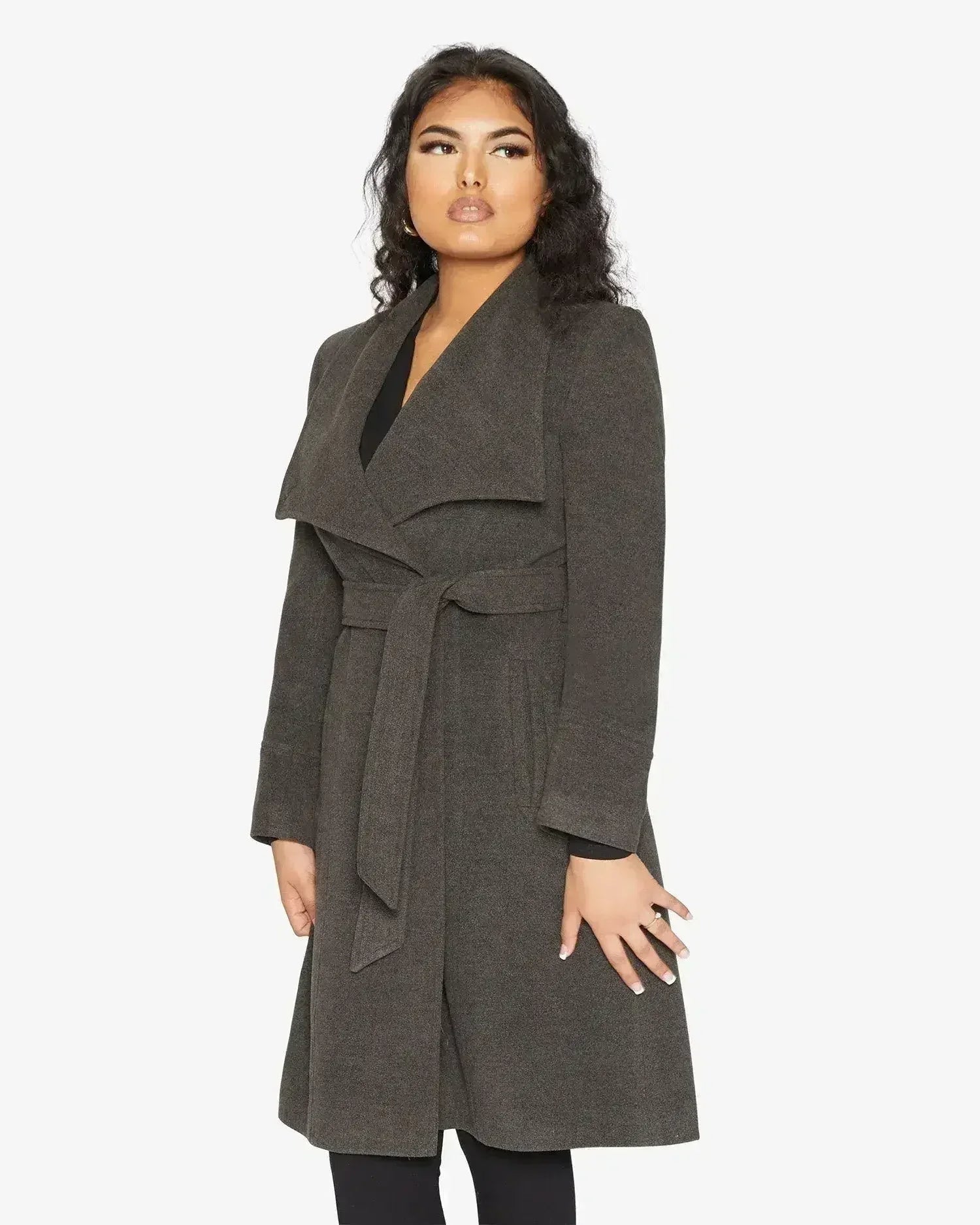 Manteau long à double boutonnage et revers cascade