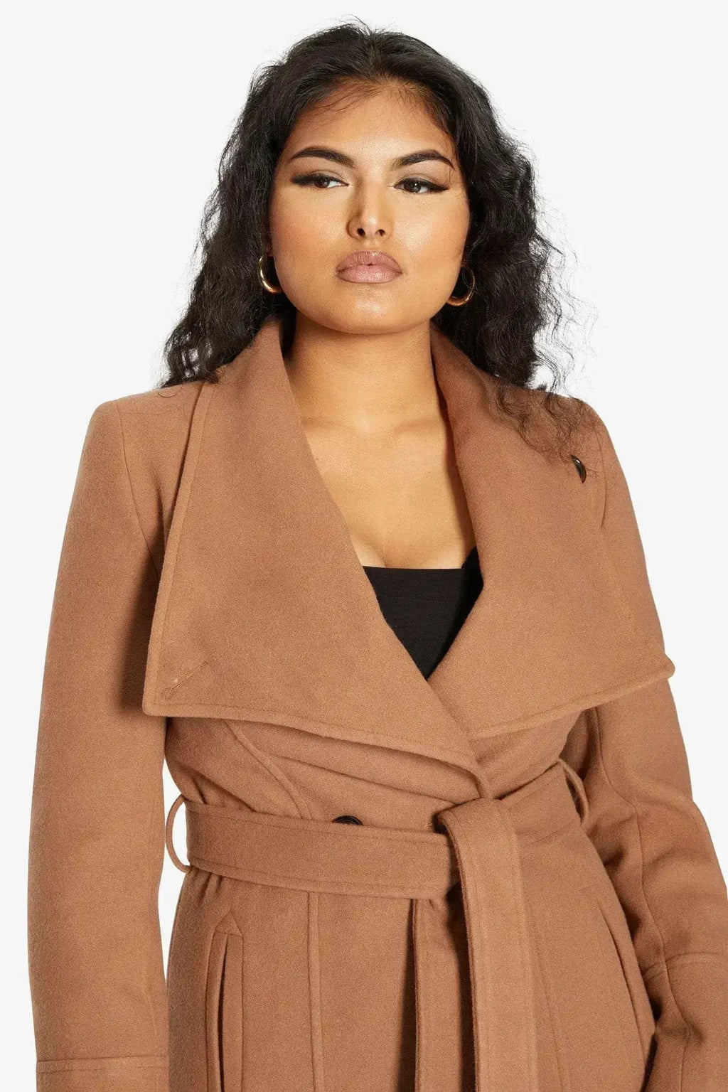 Manteau long à double boutonnage et revers cascade
