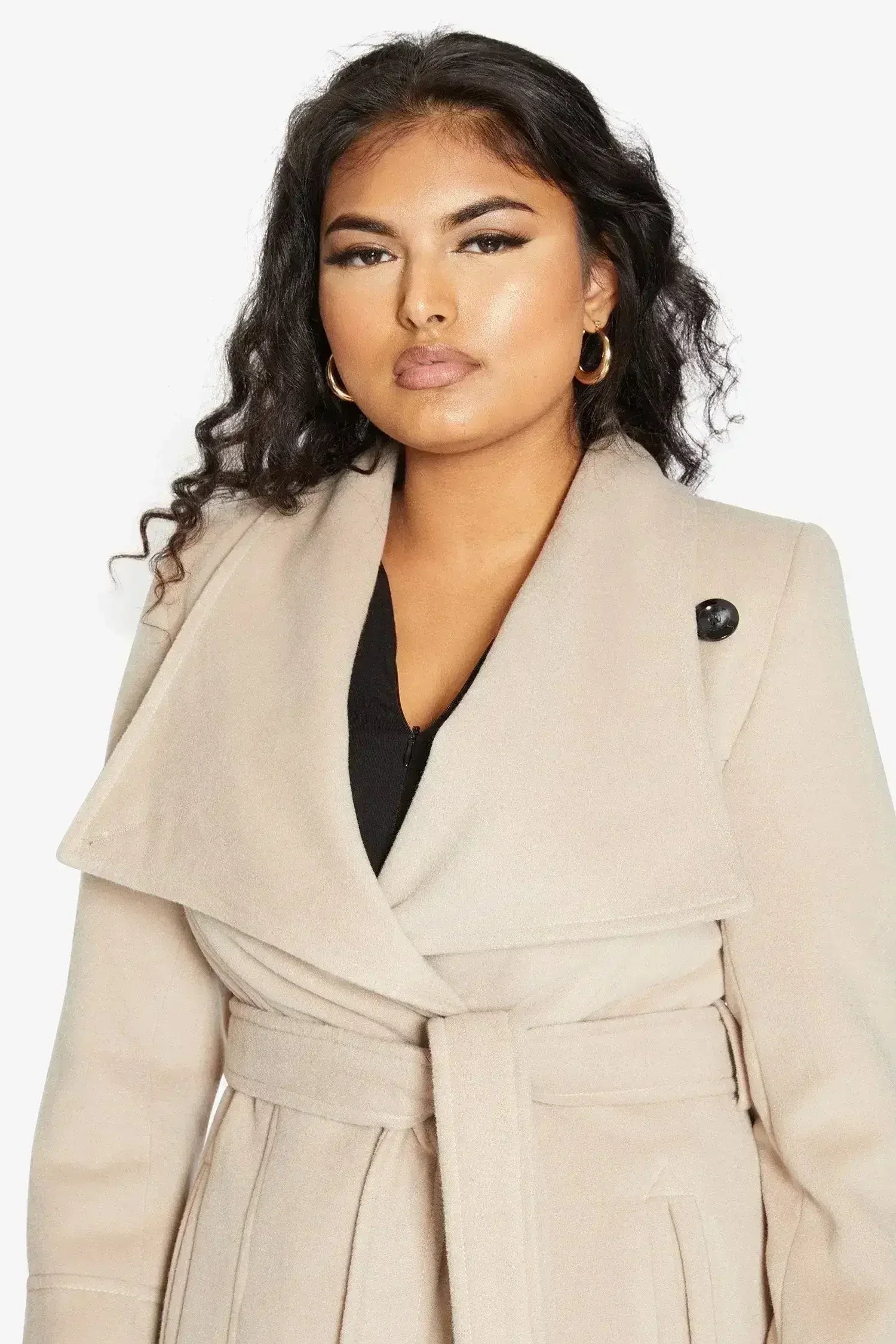 Manteau long à double boutonnage et revers cascade