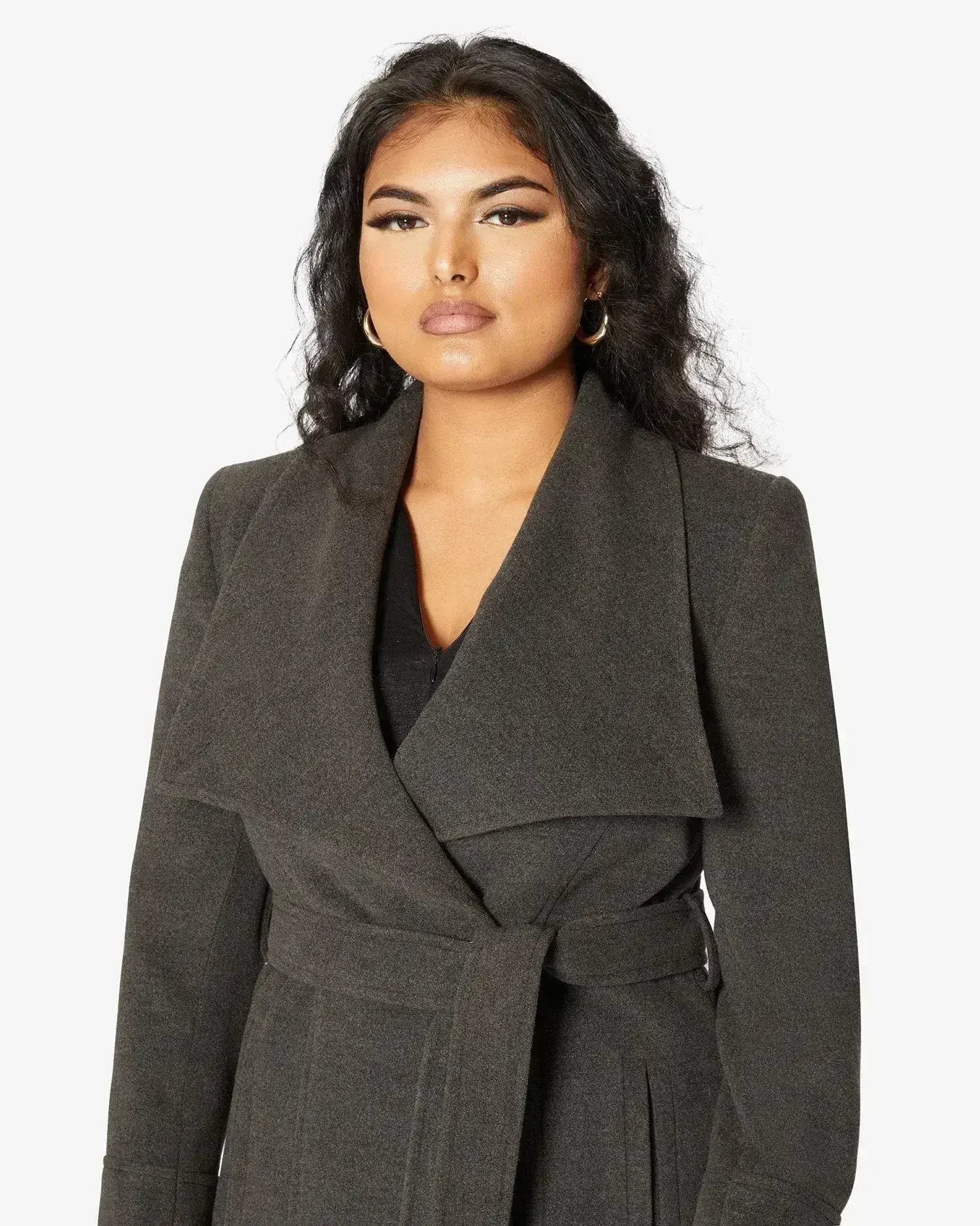 Manteau long à double boutonnage et revers cascade