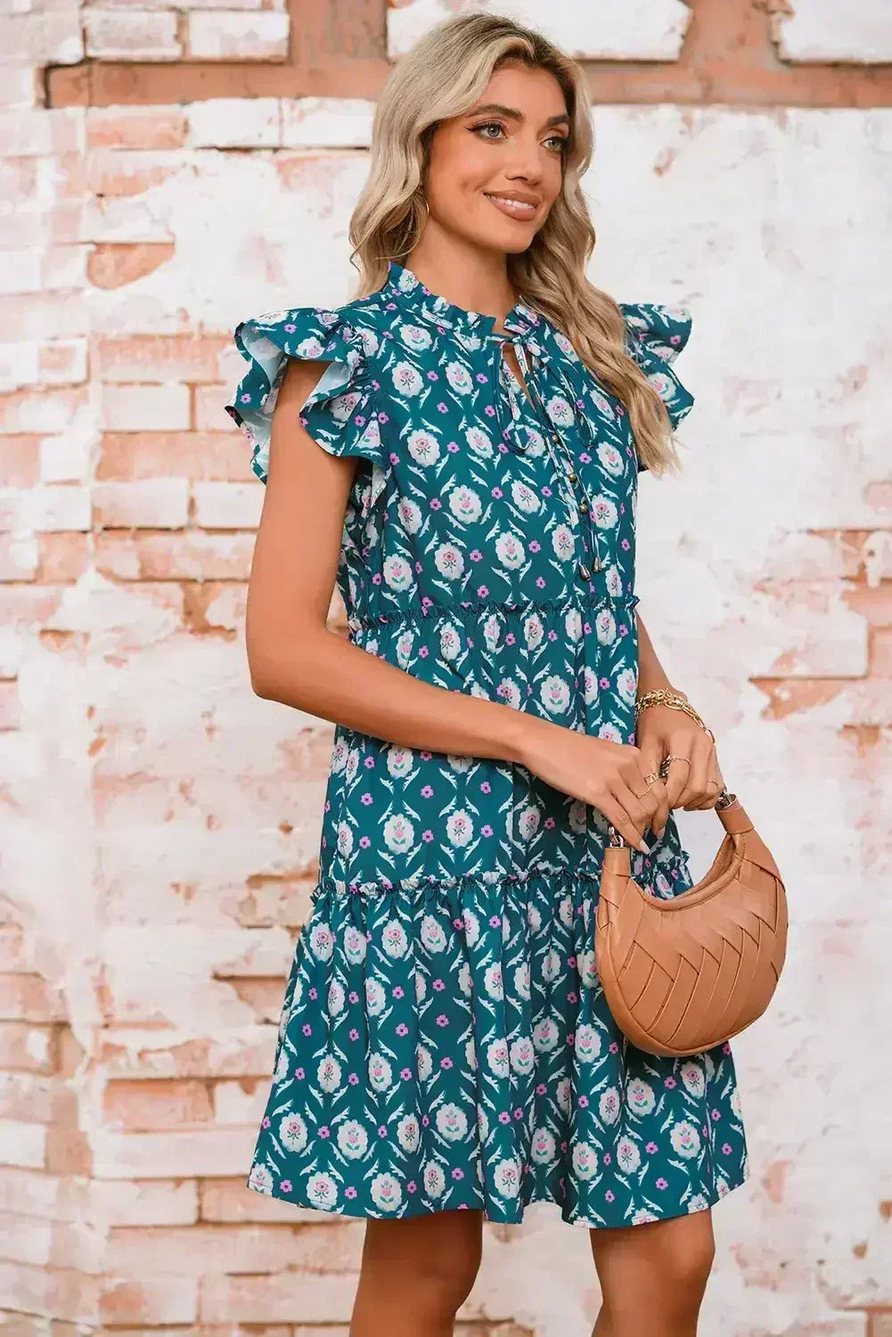 Robe bleue à imprimé floral rétro, col fendu et manches courtes à volants