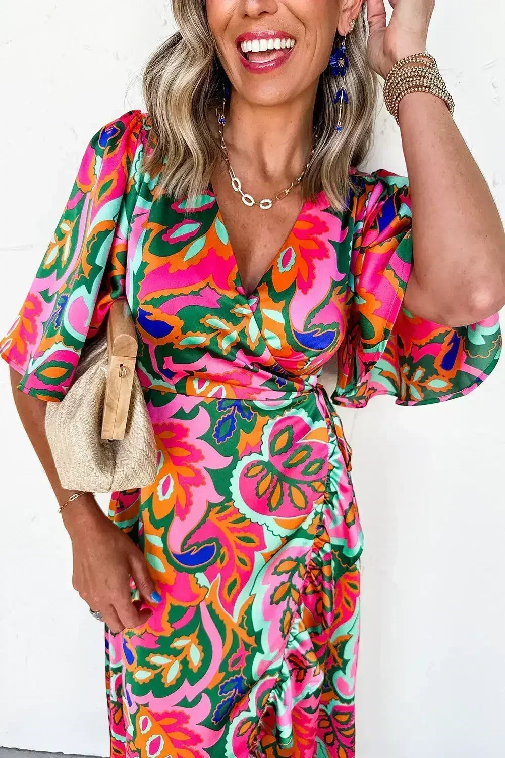 Robe longue cache-cœur à volants et imprimé plantes tropicales roses