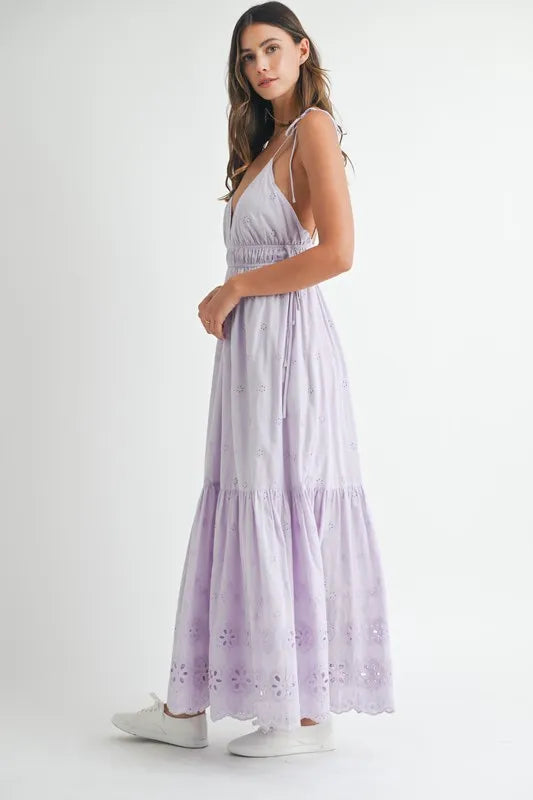 Robe longue en dentelle œillet avec détails de bretelles latérales – Robe longue en dentelle œillet élégante et fluide, design moderne avec bretelles latérales, robe longue d'été formelle, robe de soirée sophistiquée