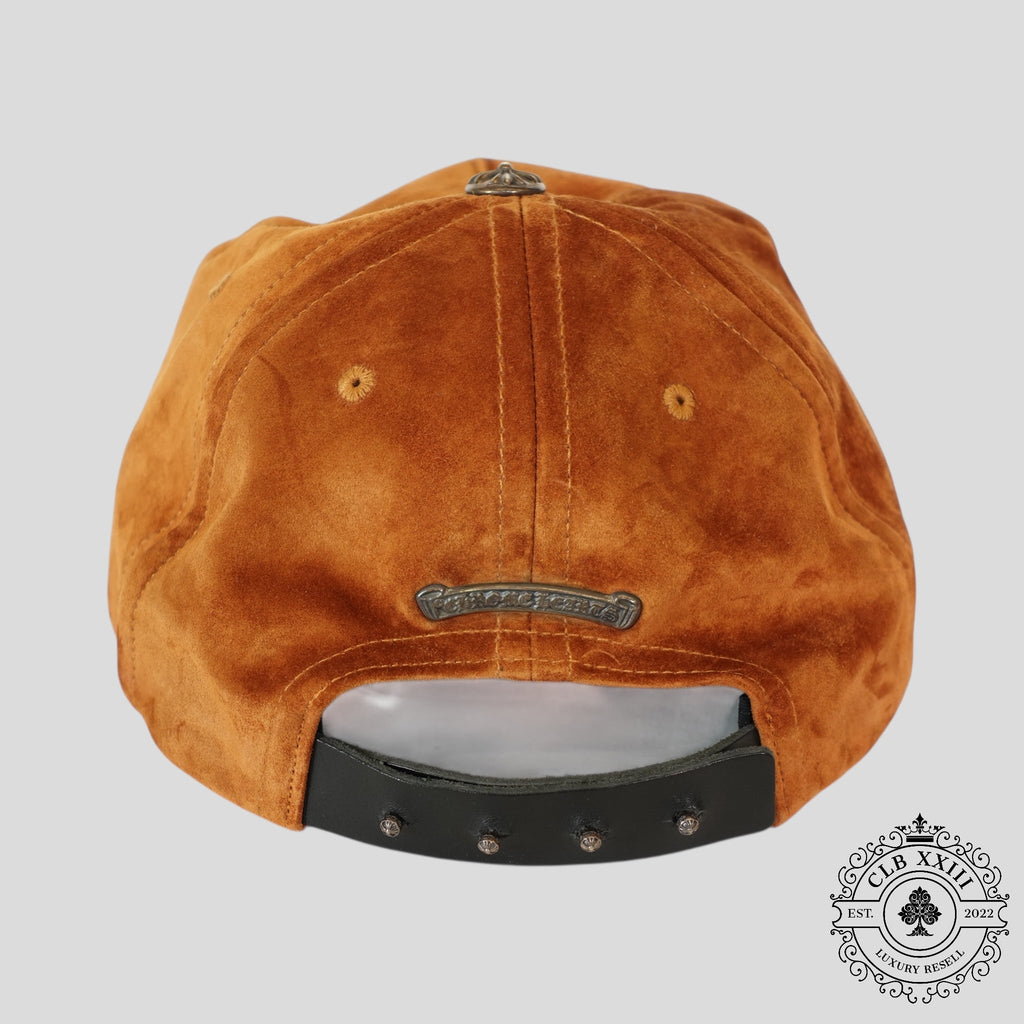 Chapeau Chrome Hearts en daim marron avec dague entrelacée
