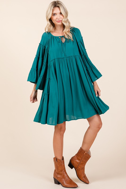 Robe pour femme à col lavallière volanté et manches cloche – Robe féminine et sophistiquée avec des détails volantés ludiques et d'élégantes manches cloche