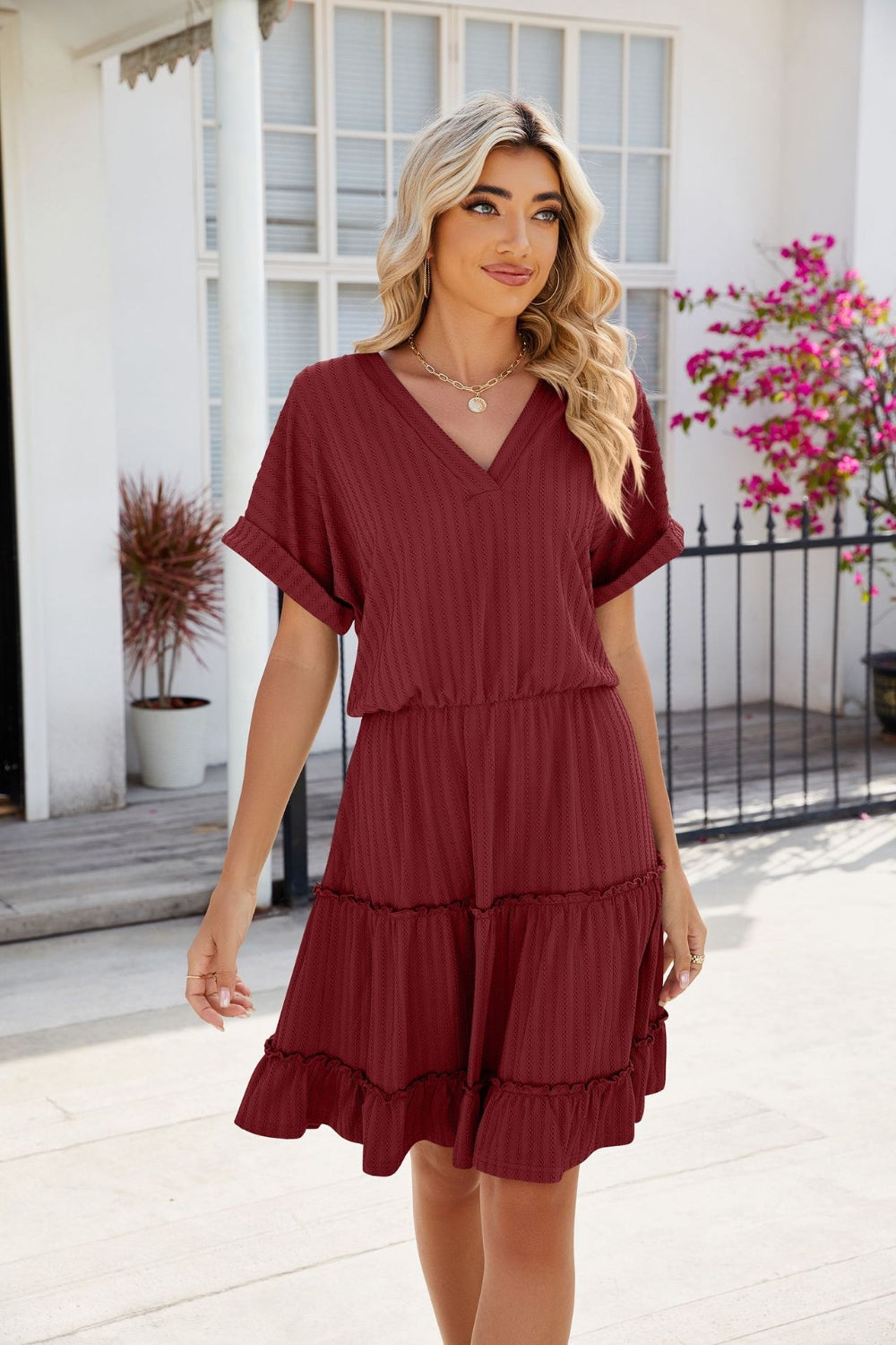 Robe Courte Étagée Manches Courtes Fluide et Féminine Robe d'Été Moderne pour Femme