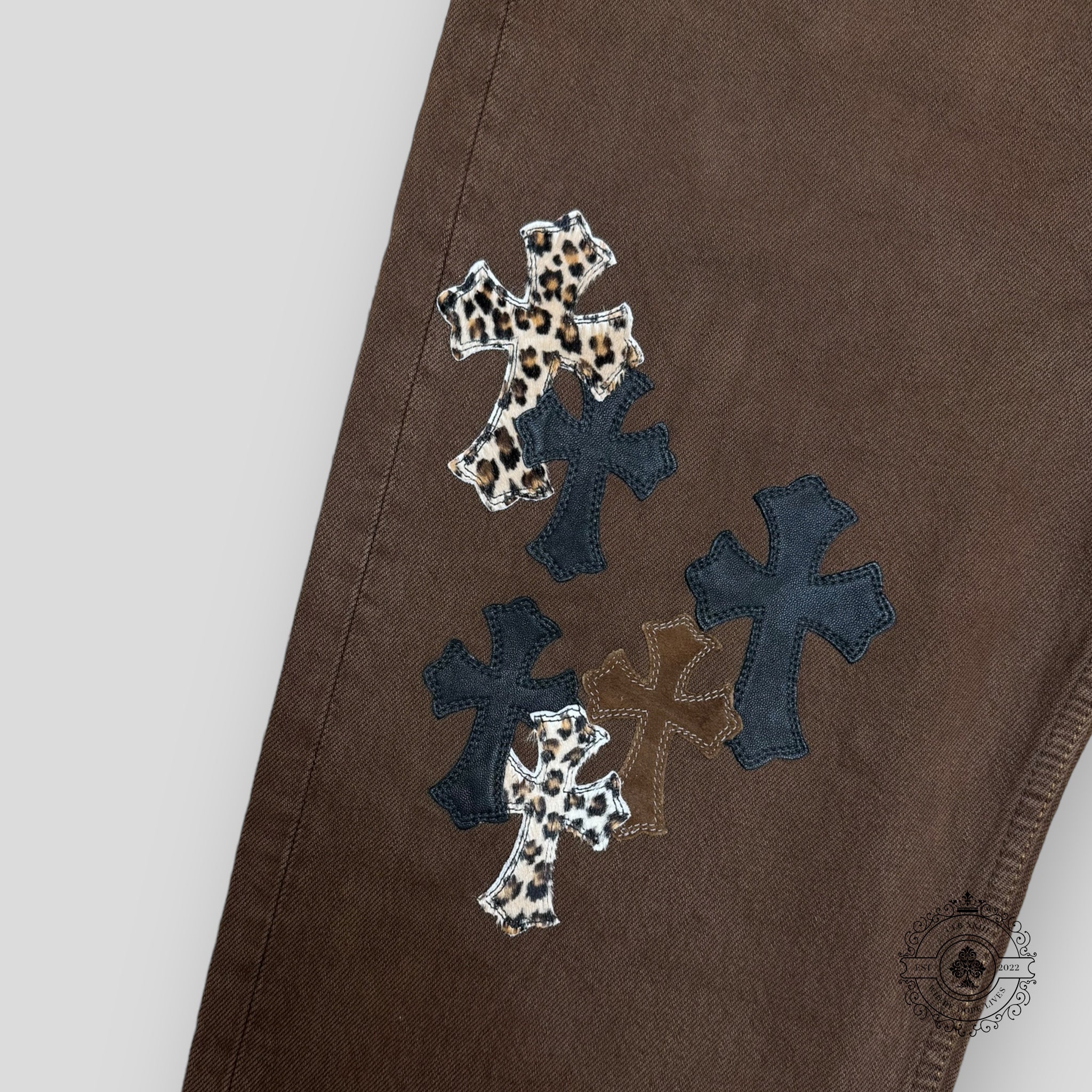 Jean Chrome Hearts marron à patchs léopard et croix