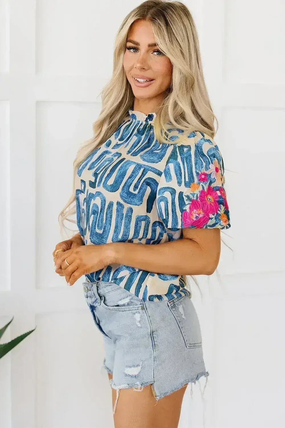 Top imprimé beige brodé à manches bouffantes et col volanté | Femstylo
