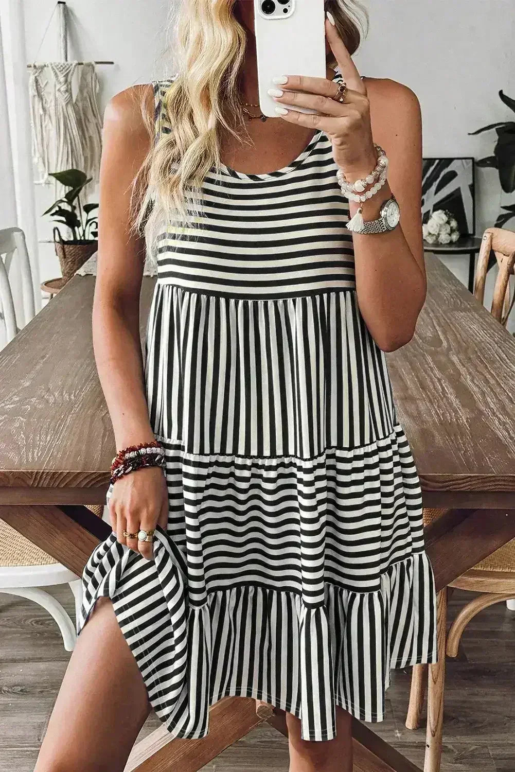 Mini-robe ample sans manches à col en U et rayures noires