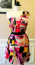 Robe imprimée asymétrique ceinturée