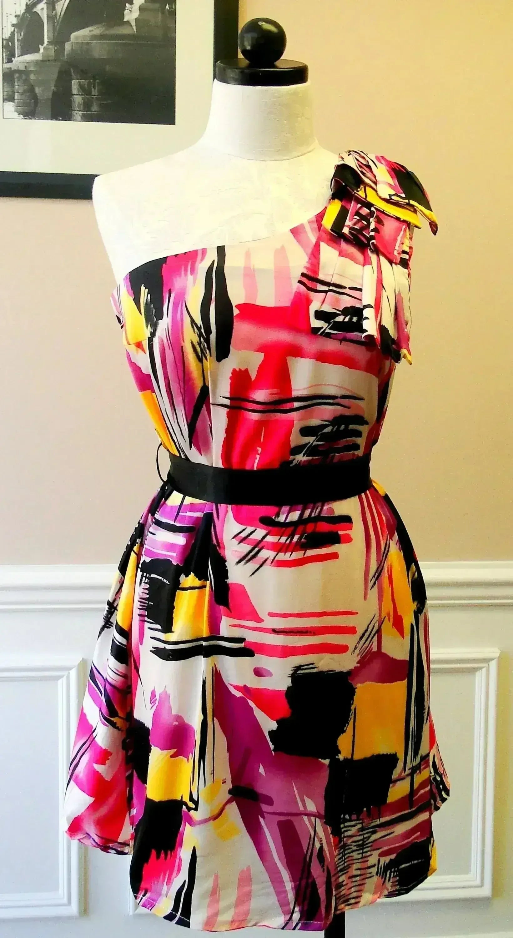 Robe imprimée asymétrique ceinturée
