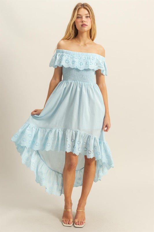 Robe asymétrique à œillets et volants pour l'été – Robe à épaules dénudées avec détails en œillets et ourlet asymétrique : légère, séduisante et féminine