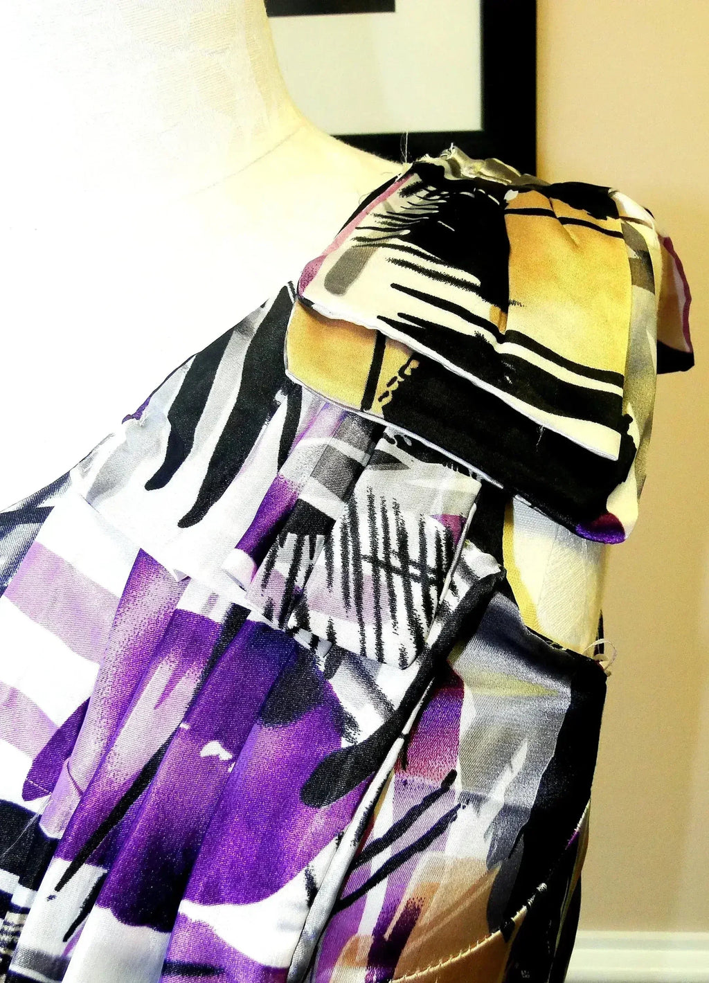 Robe imprimée asymétrique ceinturée
