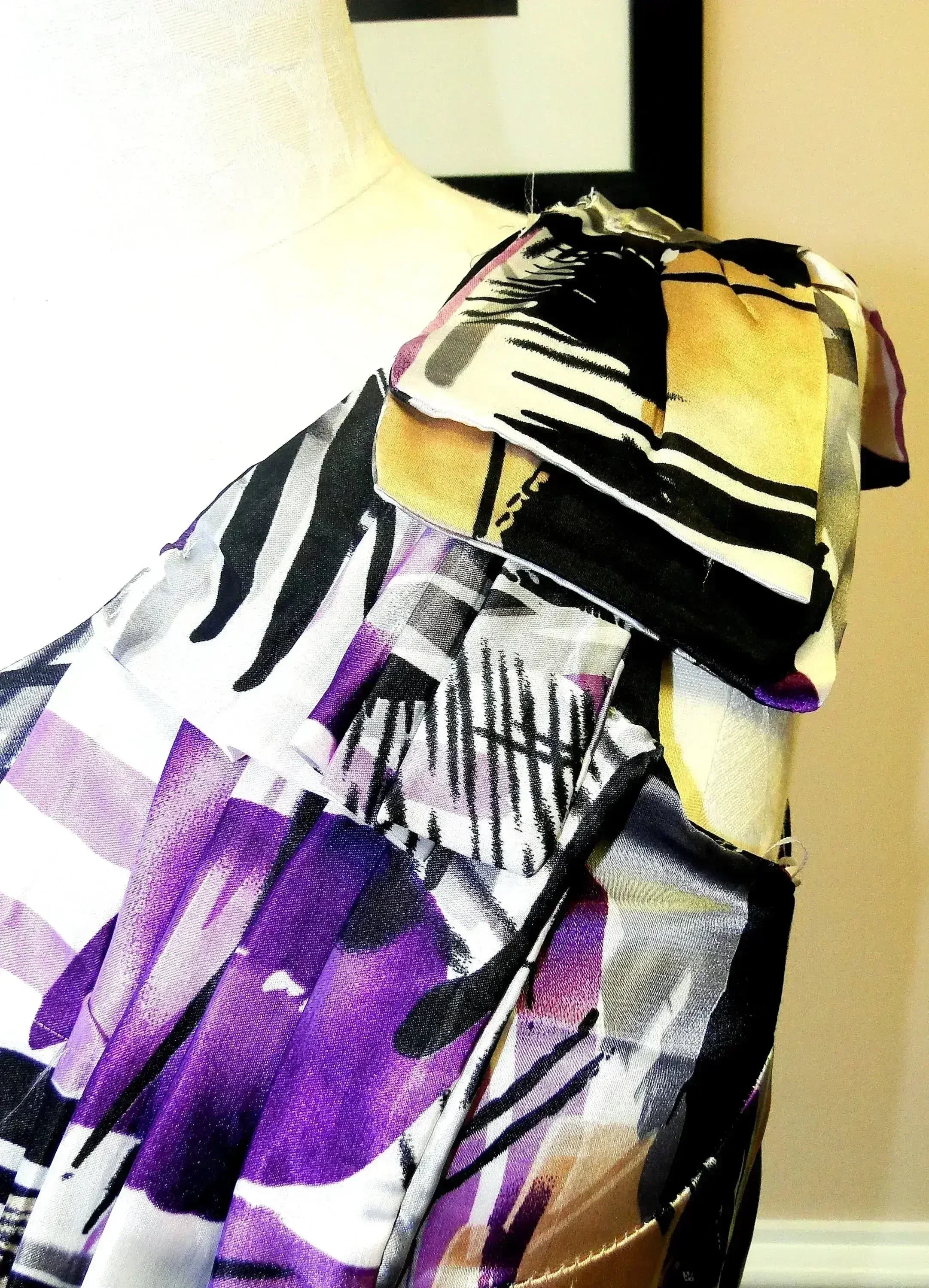 Robe imprimée asymétrique ceinturée