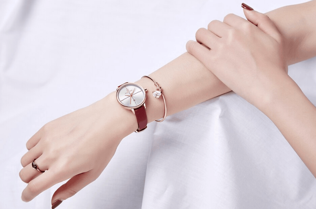 Montre de Luxe Femme avec Bracelets en Cuir Boîtier en Acier Brillant Verre Anti-rayures Design Unique Cadeau Parfait