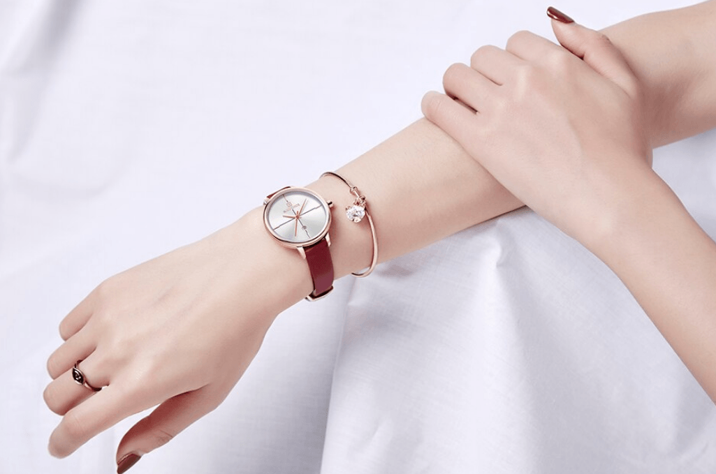 Montre de Luxe Femme avec Bracelets en Cuir Boîtier en Acier Brillant Verre Anti-rayures Design Unique Cadeau Parfait