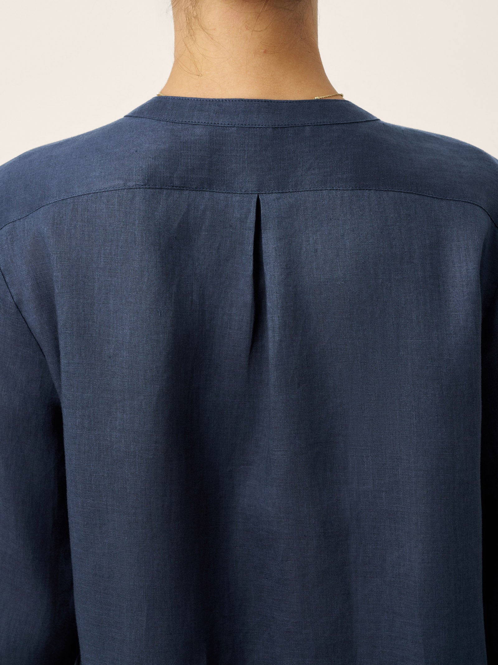 Chemise RANA en lin 100%, plissée accordéon, col rond