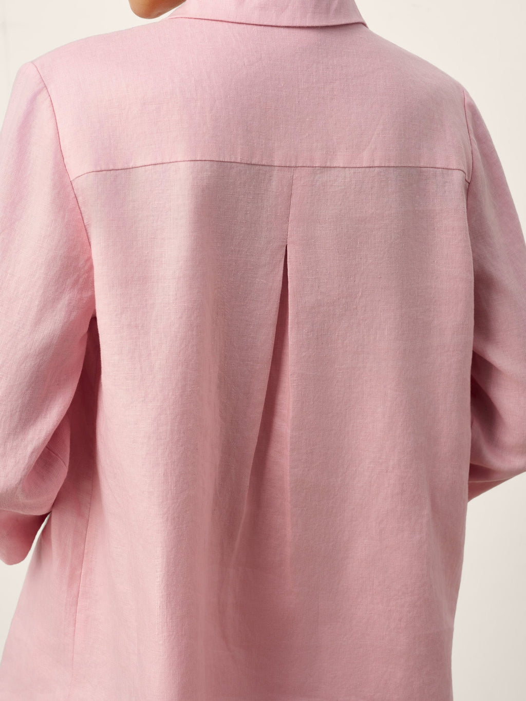 Top long Odalys en 100 % lin, avec col à revers superposé, encolure en V et pli creux sculpté sur le devant