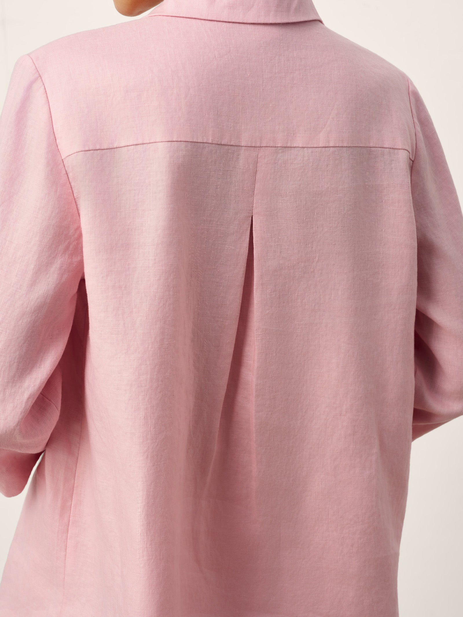 Top long Odalys en 100 % lin, avec col à revers superposé, encolure en V et pli creux sculpté sur le devant