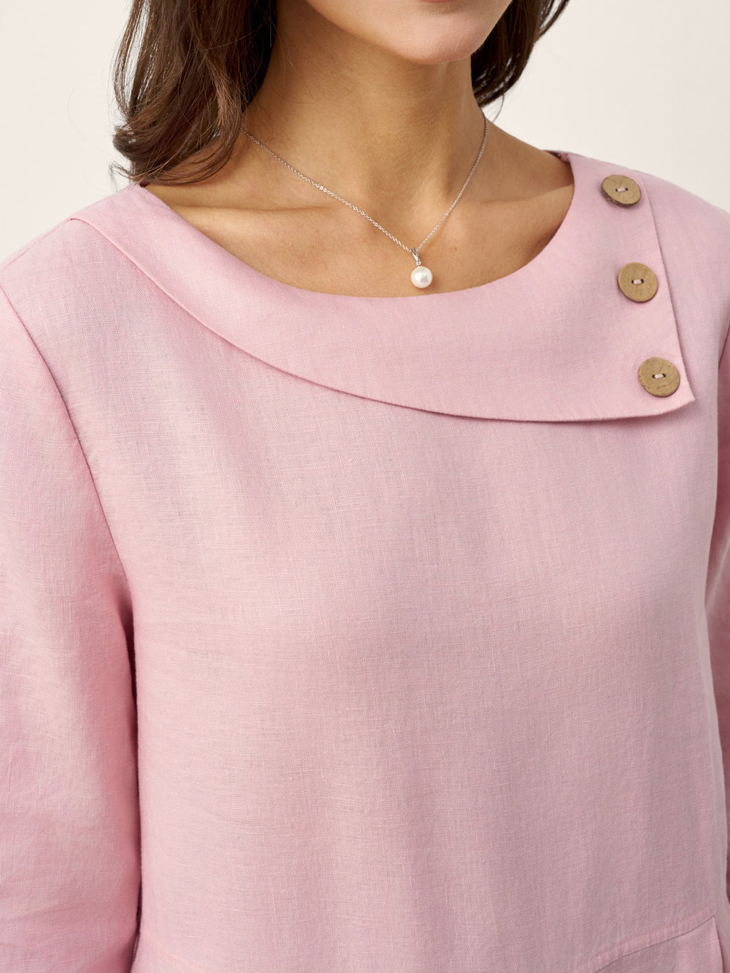 Robe mi-longue plissée en 100 % lin à col en croissant et boutons décoratifs à la taille GWENYTH