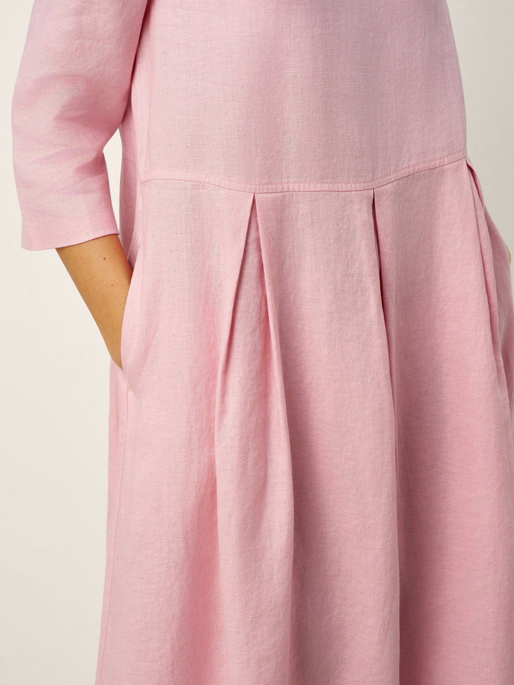 Robe mi-longue plissée en 100 % lin à col en croissant et boutons décoratifs à la taille GWENYTH